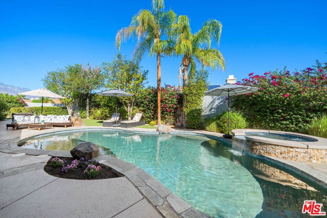 8 Dickens Ct