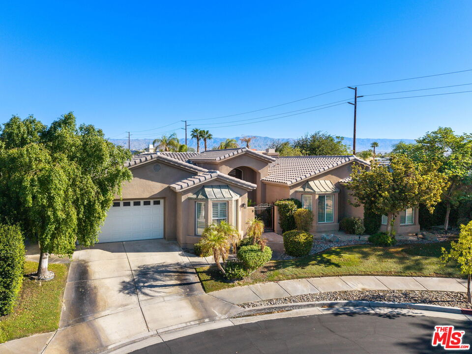 8 Dickens Ct