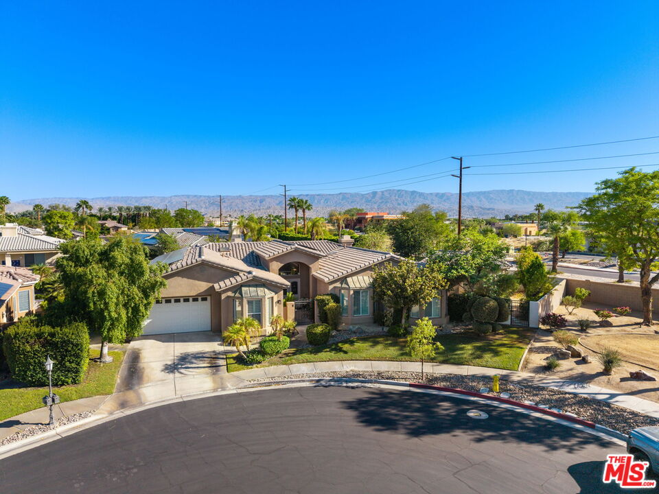 8 Dickens Ct