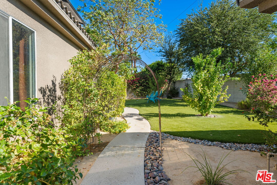 8 Dickens Ct