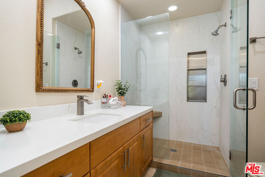 8 Dickens Ct