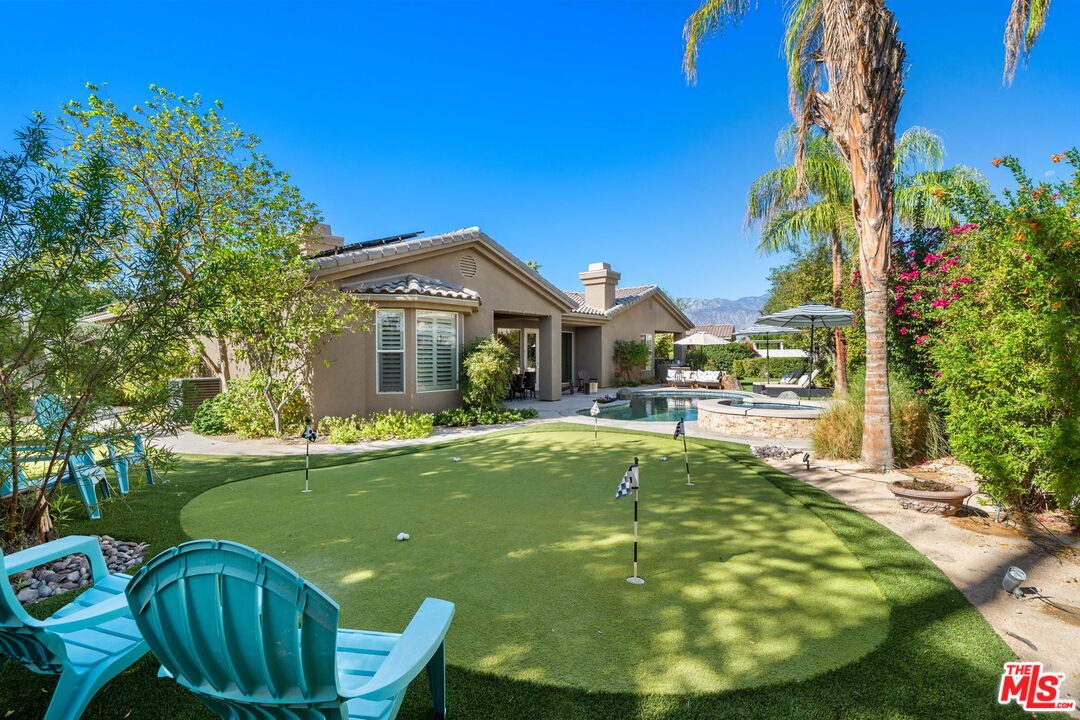 8 Dickens Ct