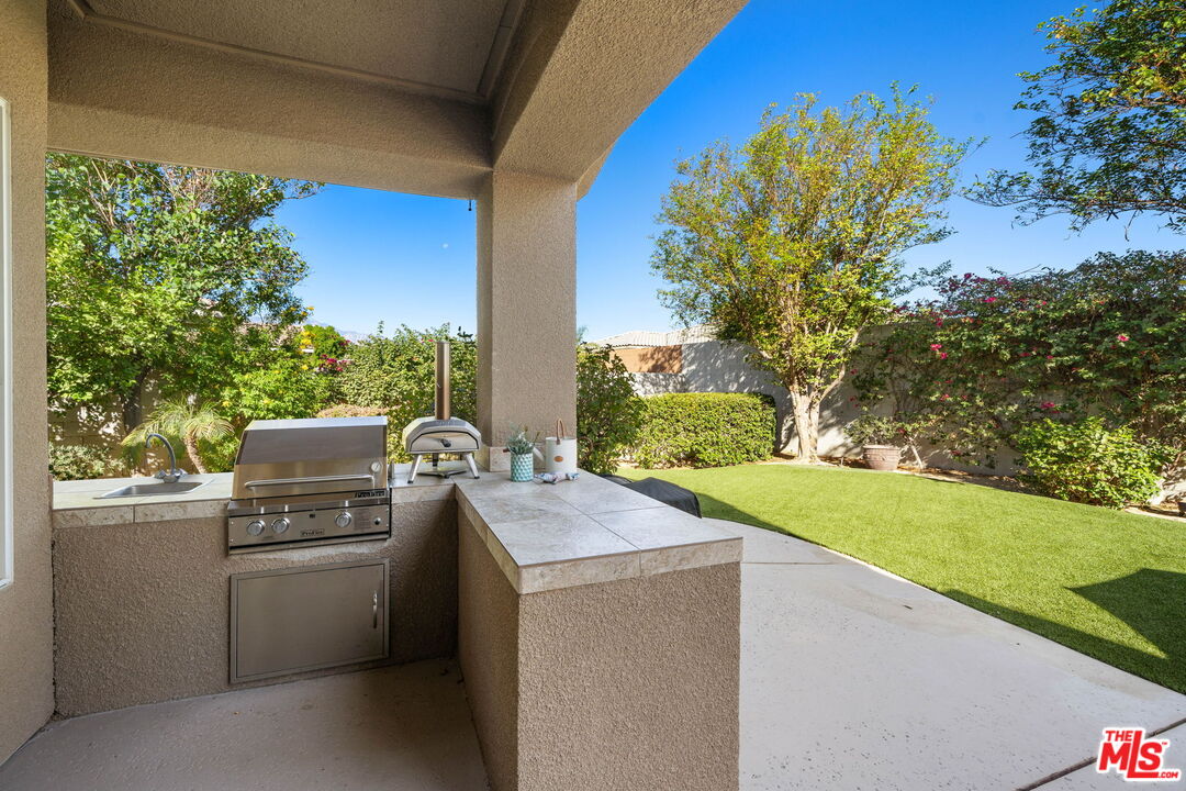 8 Dickens Ct