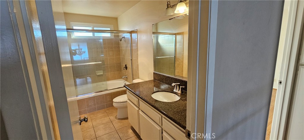 2218 Gates Avenue 1/2