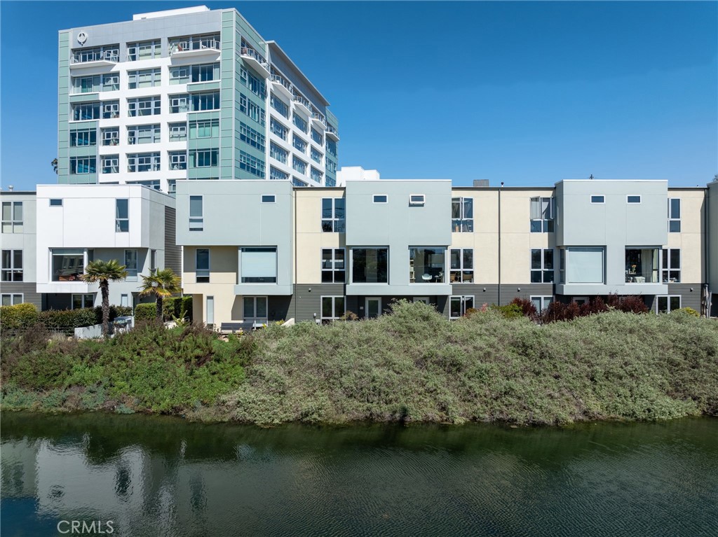 310 Washington Boulevard 705