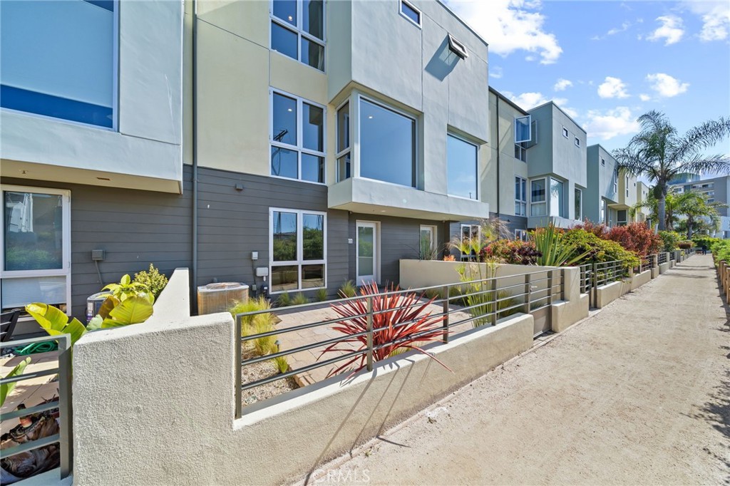 310 Washington Boulevard 705