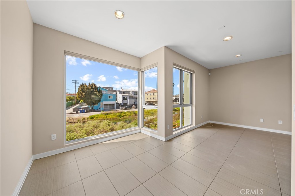 310 Washington Boulevard 705