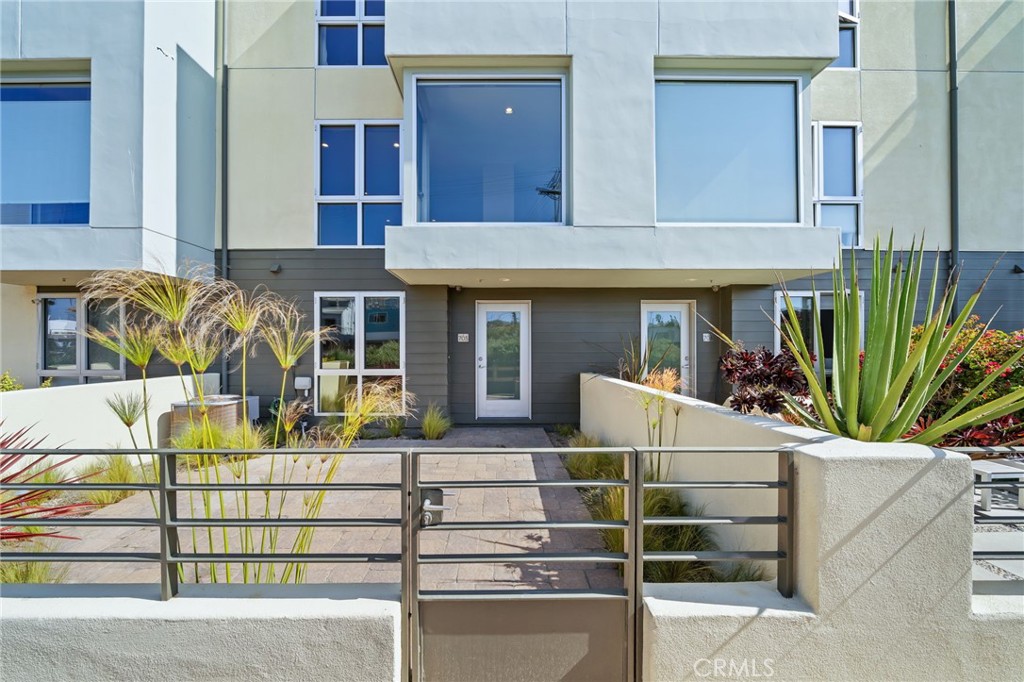 310 Washington Boulevard 705