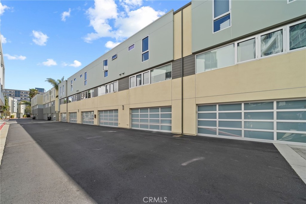 310 Washington Boulevard 705