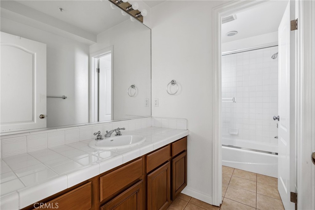 1613 Wollacott Street