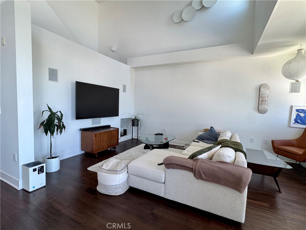 4211 Redwood Avenue 408