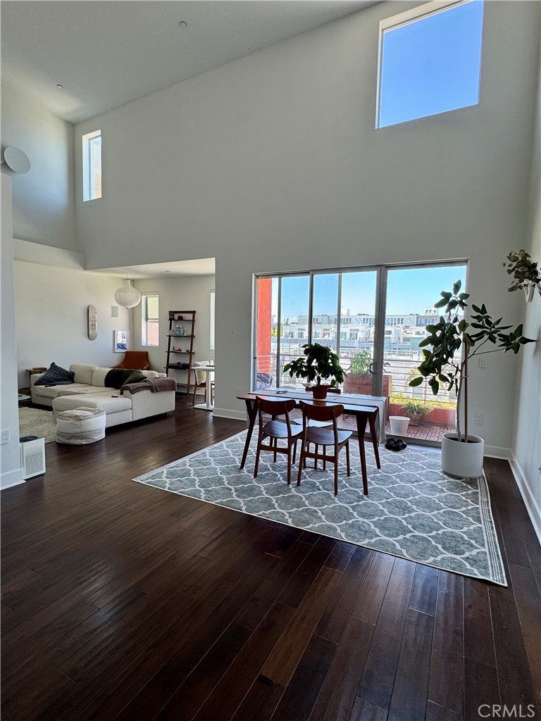 4211 Redwood Avenue 408