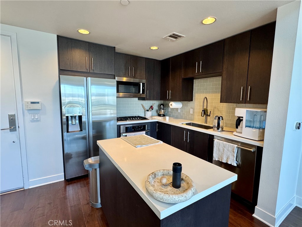 4211 Redwood Avenue 408