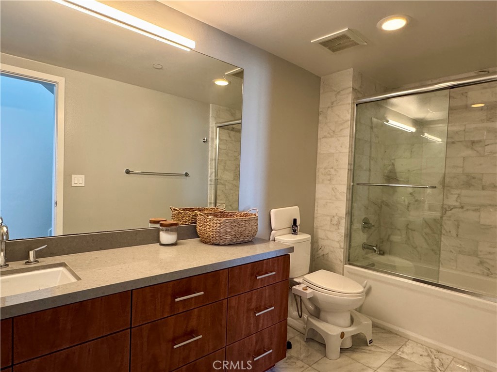 4211 Redwood Avenue 408