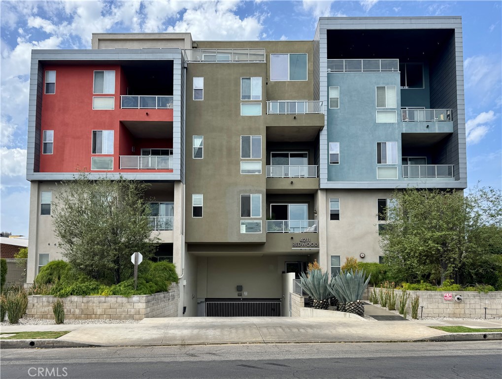4211 Redwood Avenue 408