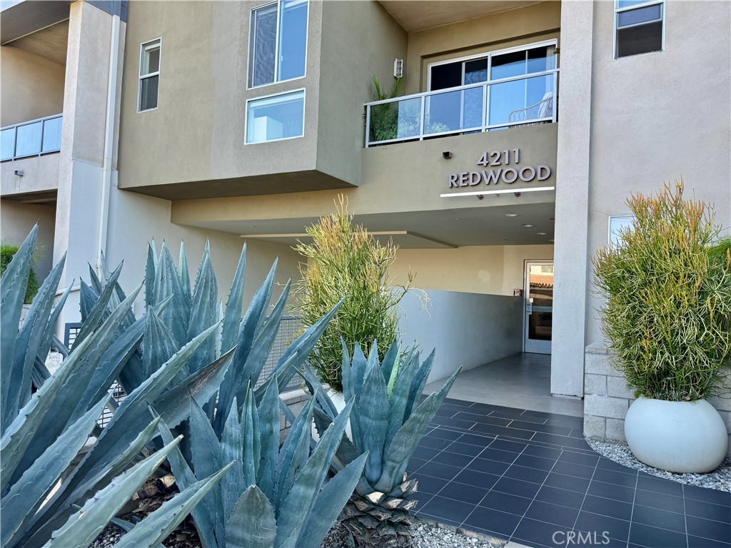 4211 Redwood Avenue 408