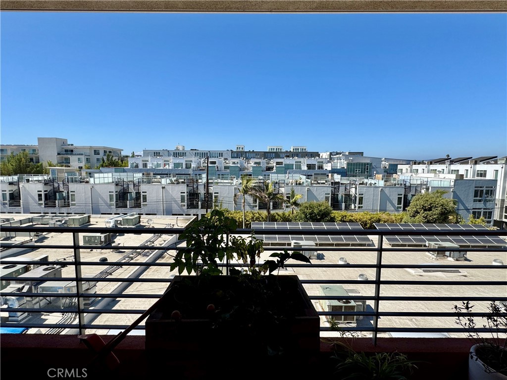 4211 Redwood Avenue 408