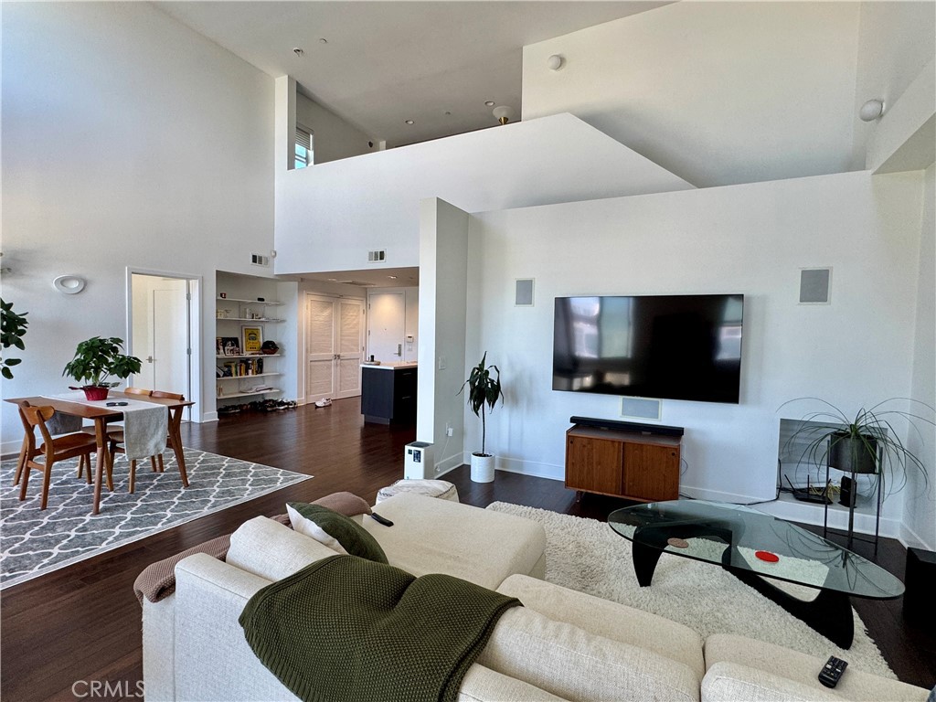 4211 Redwood Avenue 408