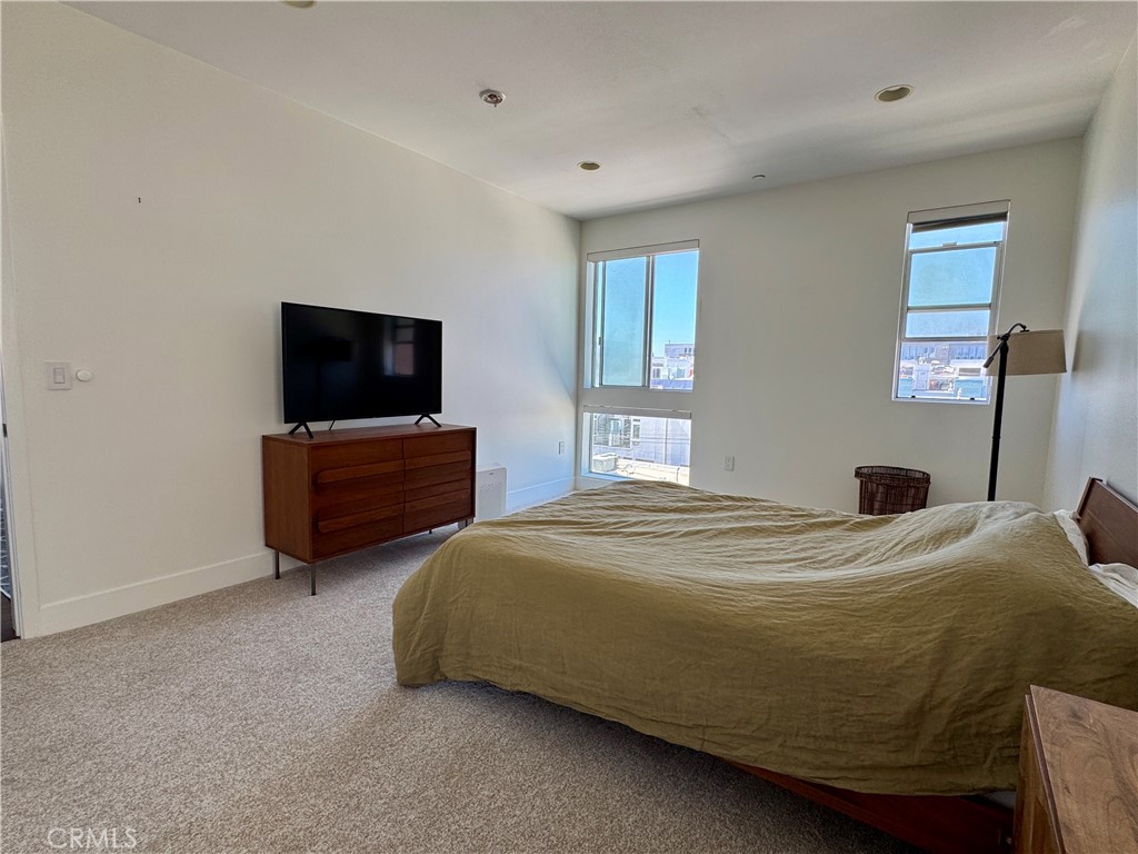 4211 Redwood Avenue 408