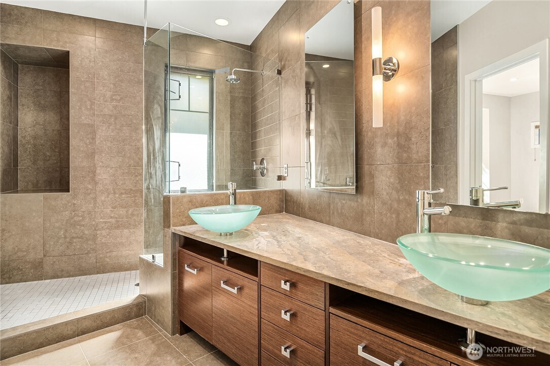 10410 NE 12th St Unit: 106