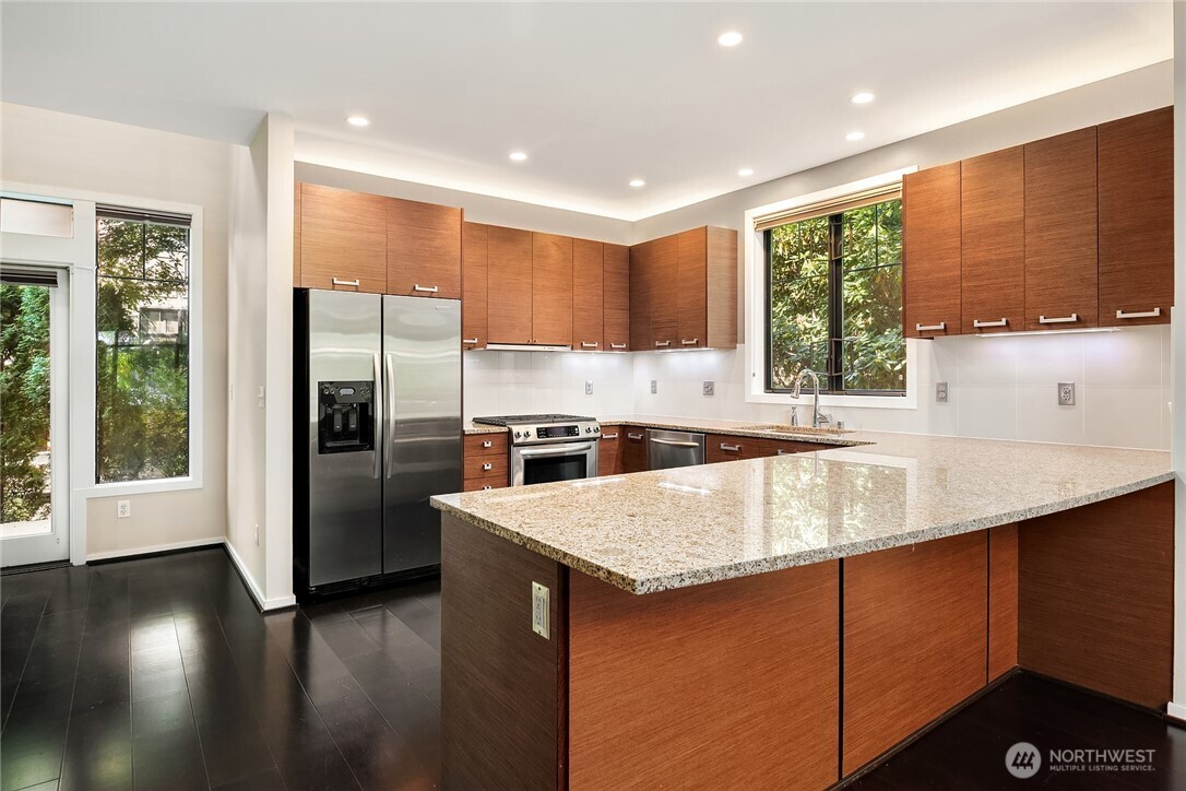 10410 NE 12th St Unit: 106