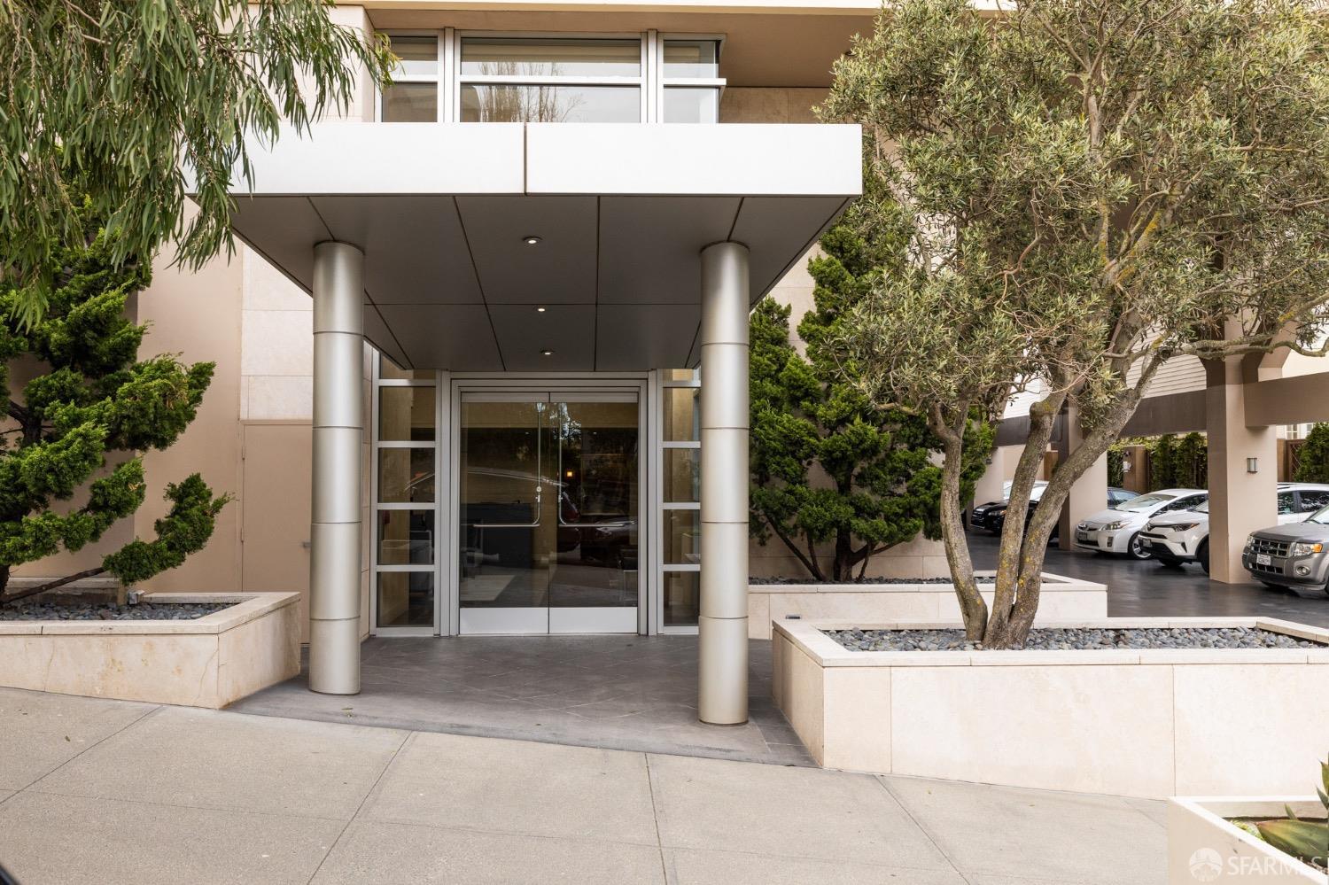 1070 Green Street # 302