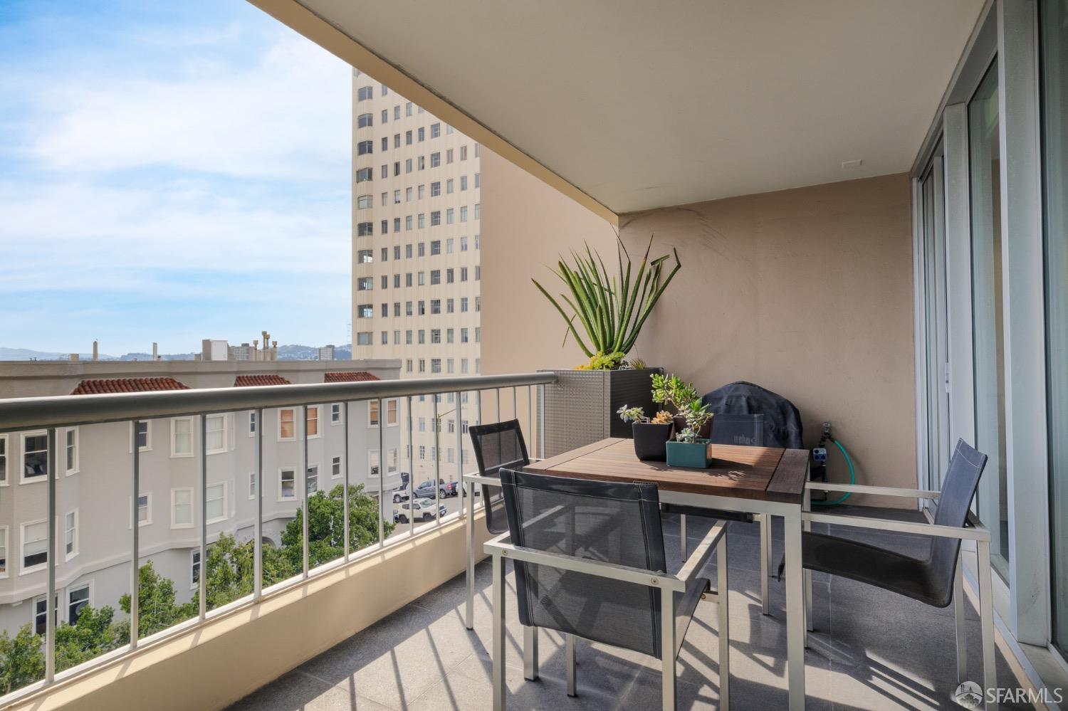 1070 Green Street # 302