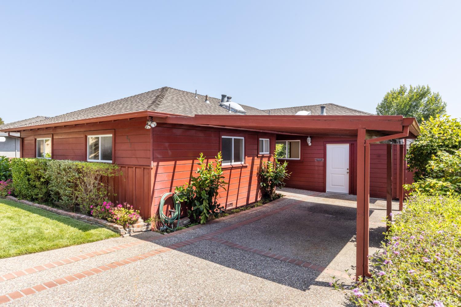 971 Lupin Way Unit: Lower