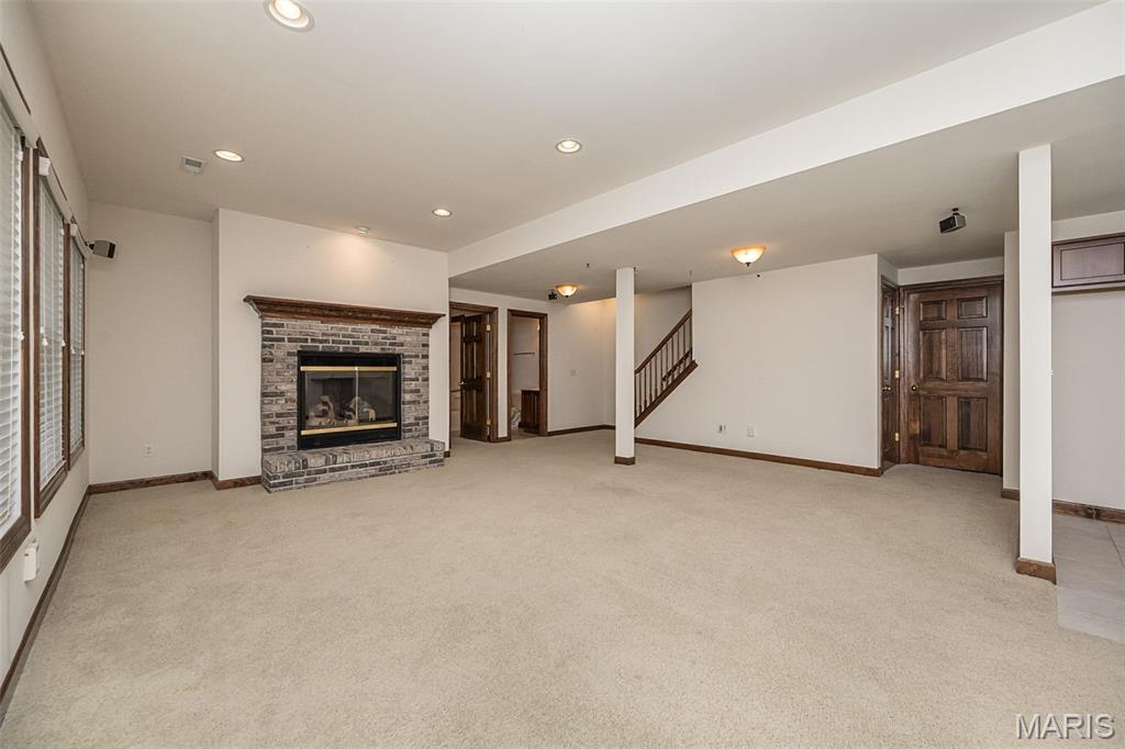 909 Oxford Trail Drive