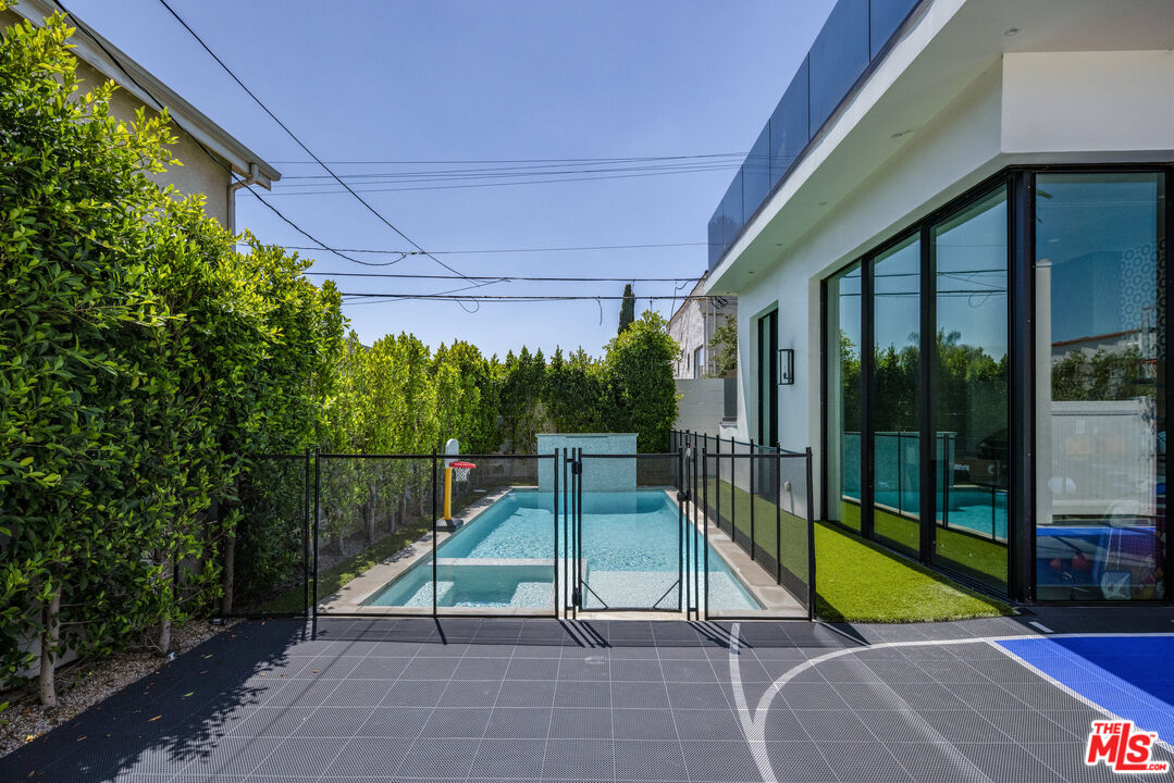 521 N Formosa Ave