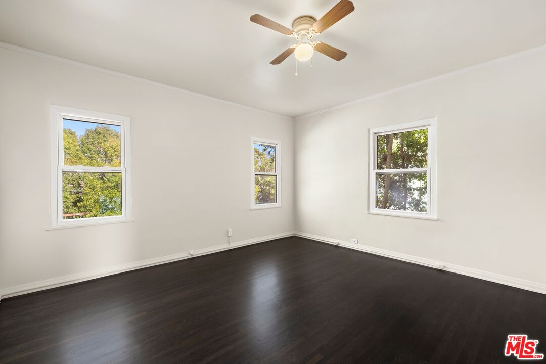 120 S Poinsettia Pl