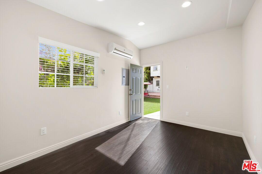 120 S Poinsettia Pl