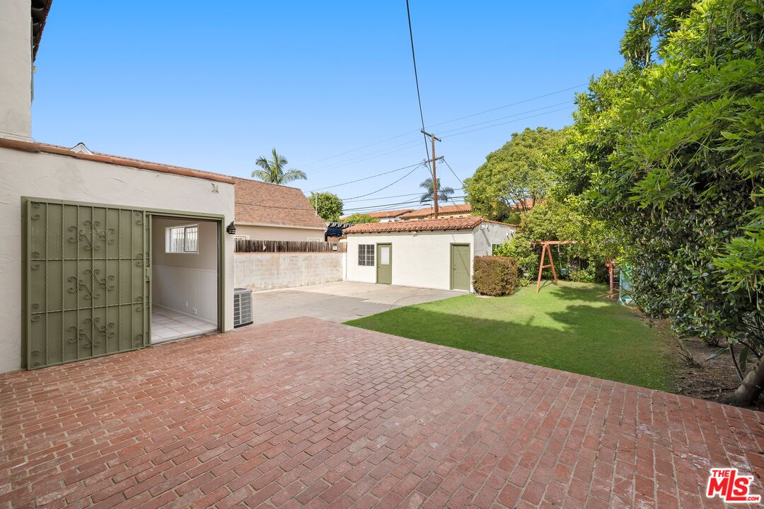 120 S Poinsettia Pl