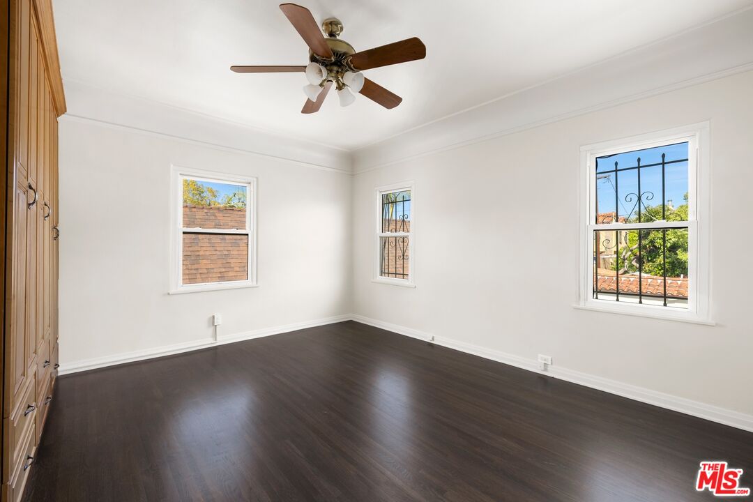 120 S Poinsettia Pl