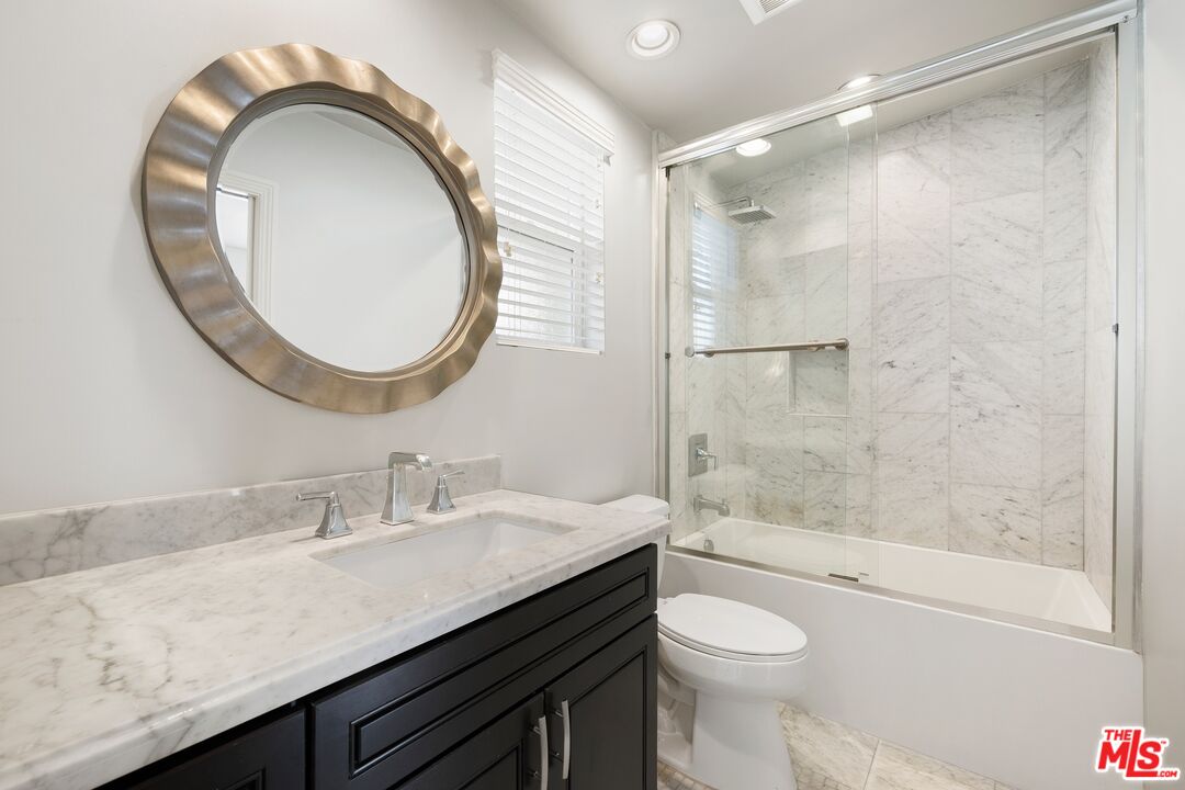 120 S Poinsettia Pl