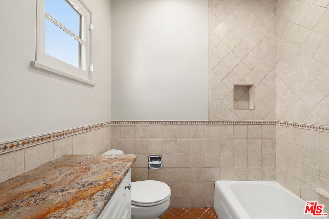 120 S Poinsettia Pl