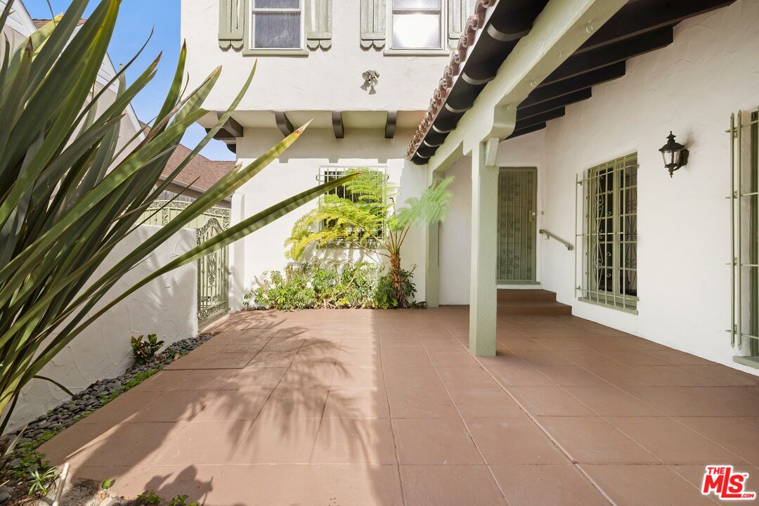 120 S Poinsettia Pl