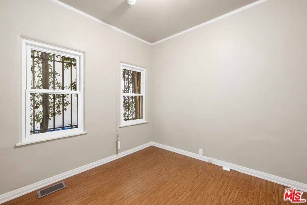120 S Poinsettia Pl
