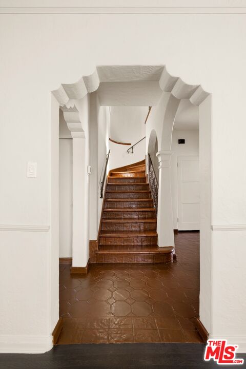 120 S Poinsettia Pl