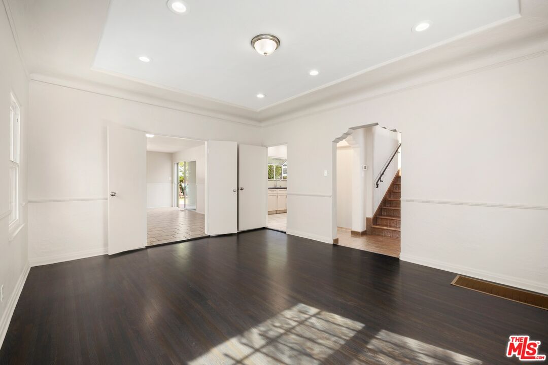 120 S Poinsettia Pl