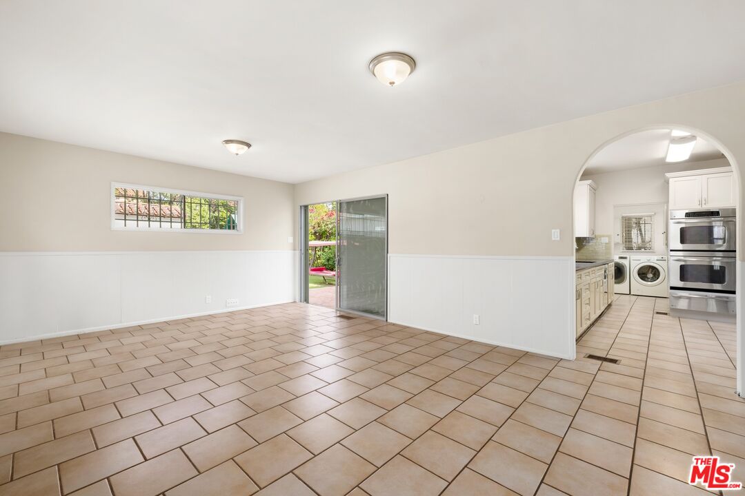120 S Poinsettia Pl