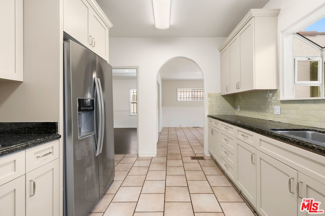 120 S Poinsettia Pl