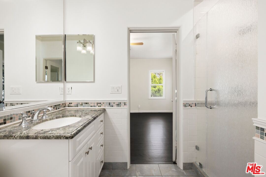120 S Poinsettia Pl