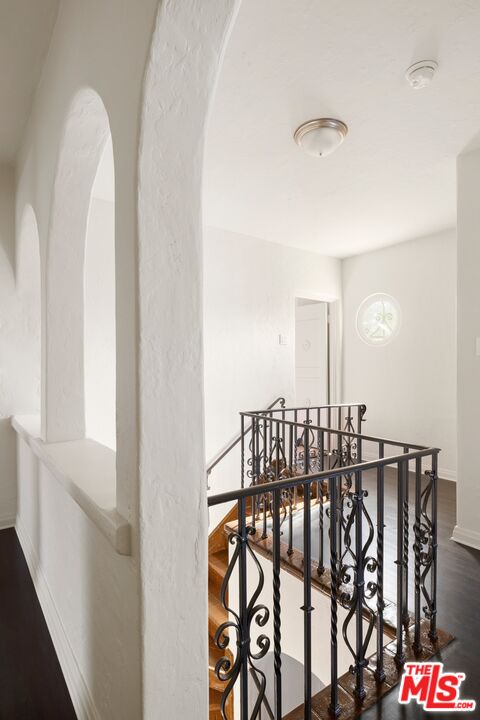 120 S Poinsettia Pl