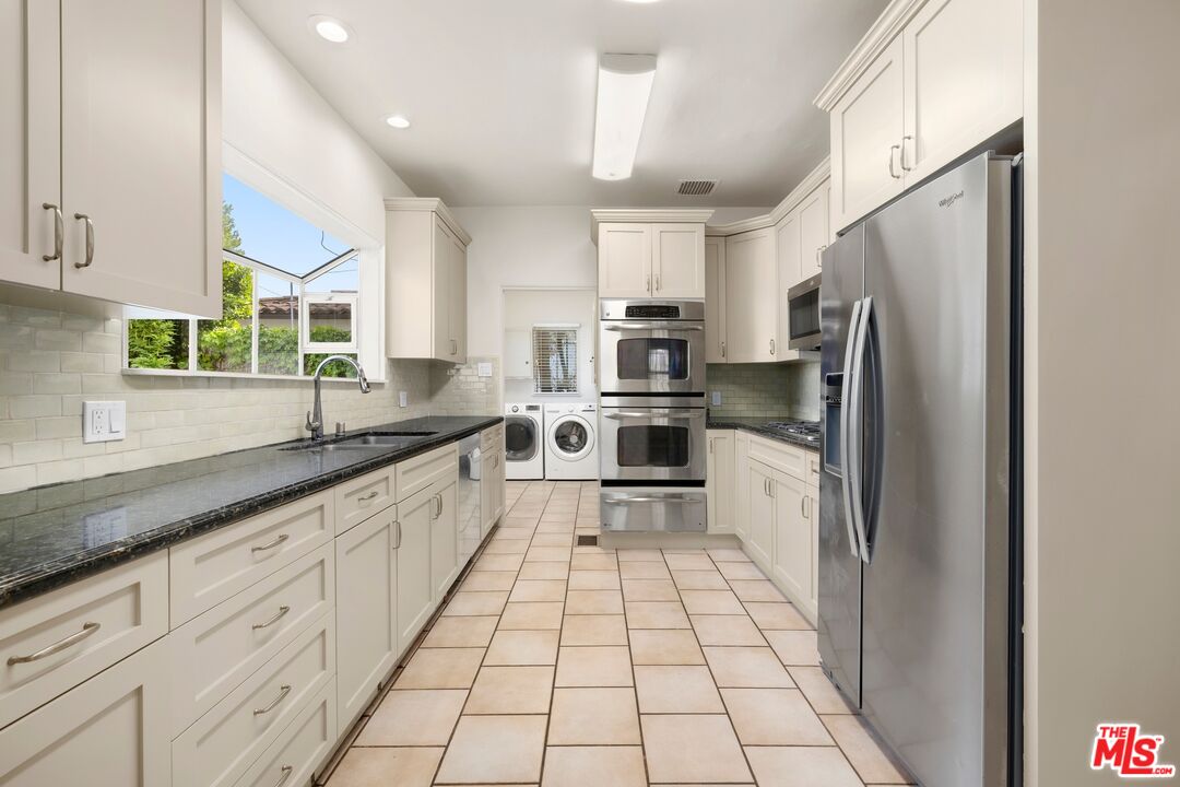120 S Poinsettia Pl