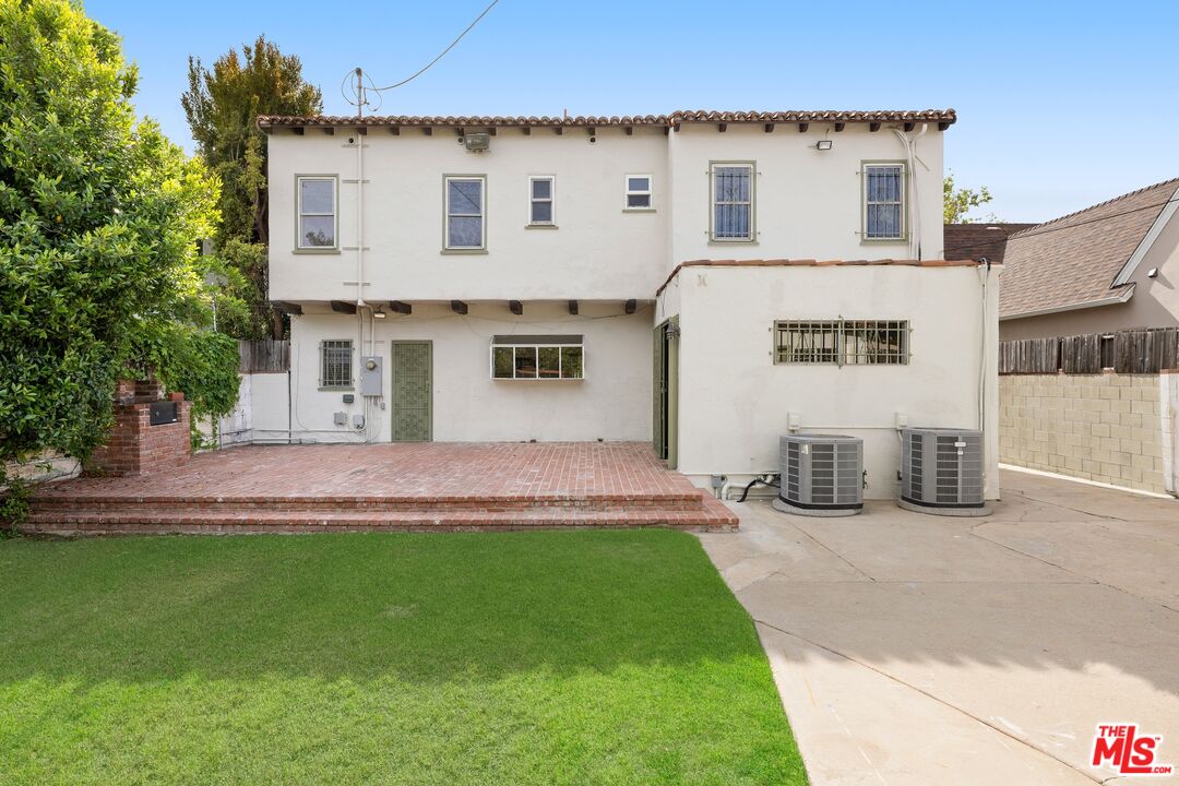 120 S Poinsettia Pl