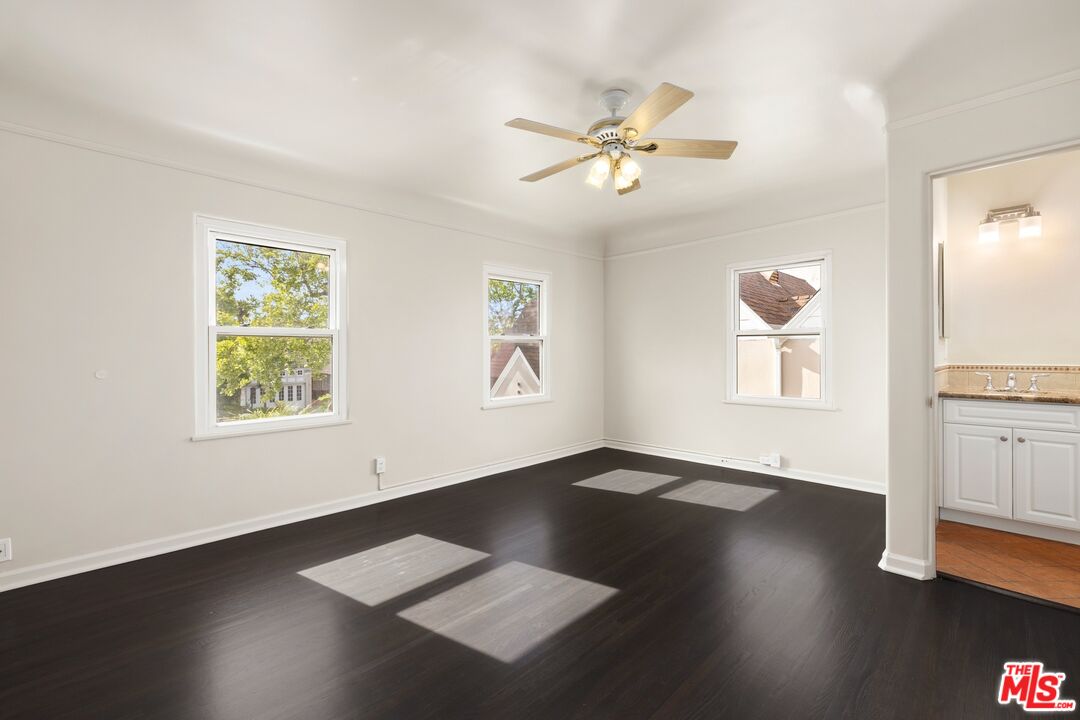 120 S Poinsettia Pl