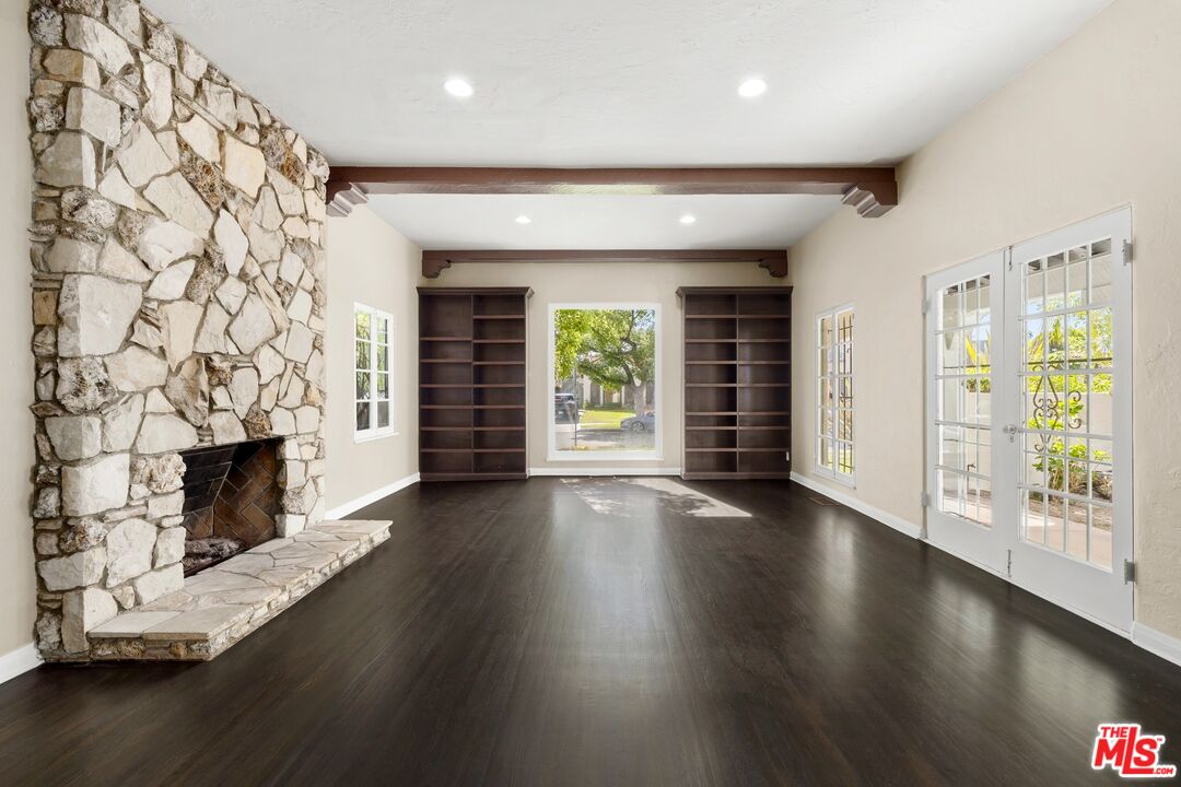 120 S Poinsettia Pl