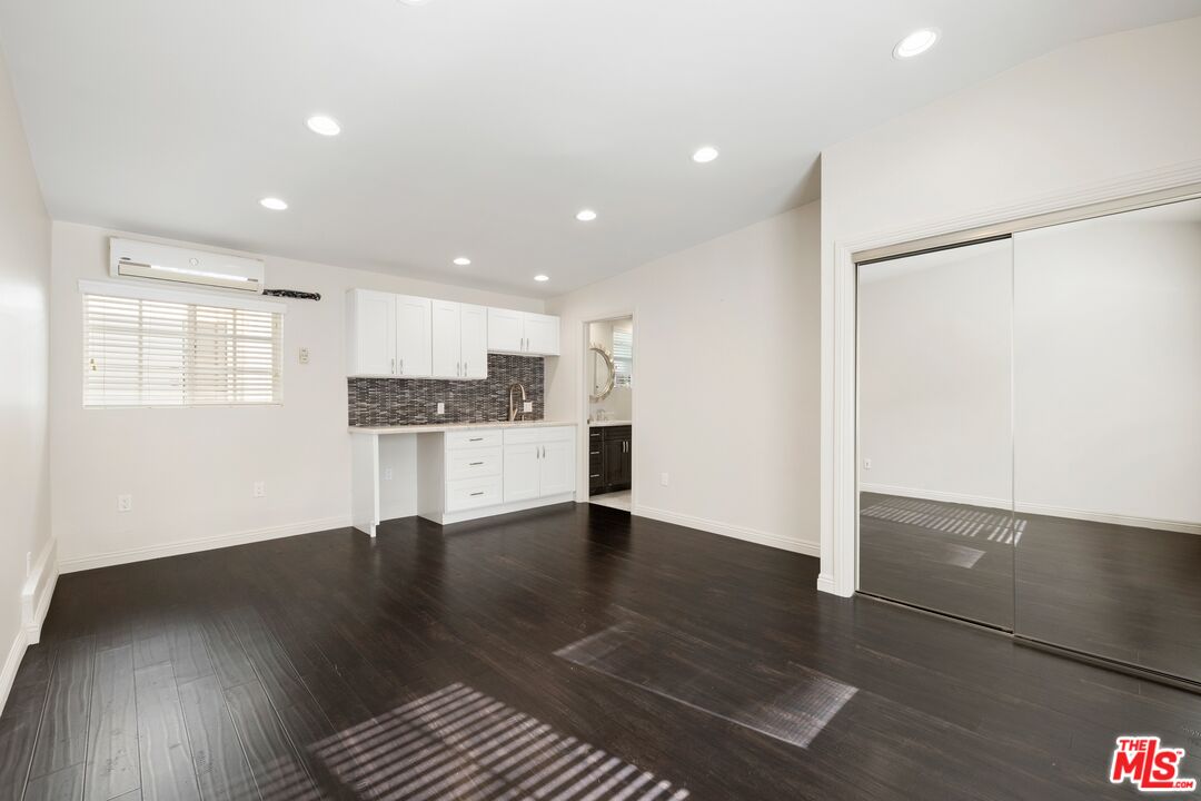 120 S Poinsettia Pl
