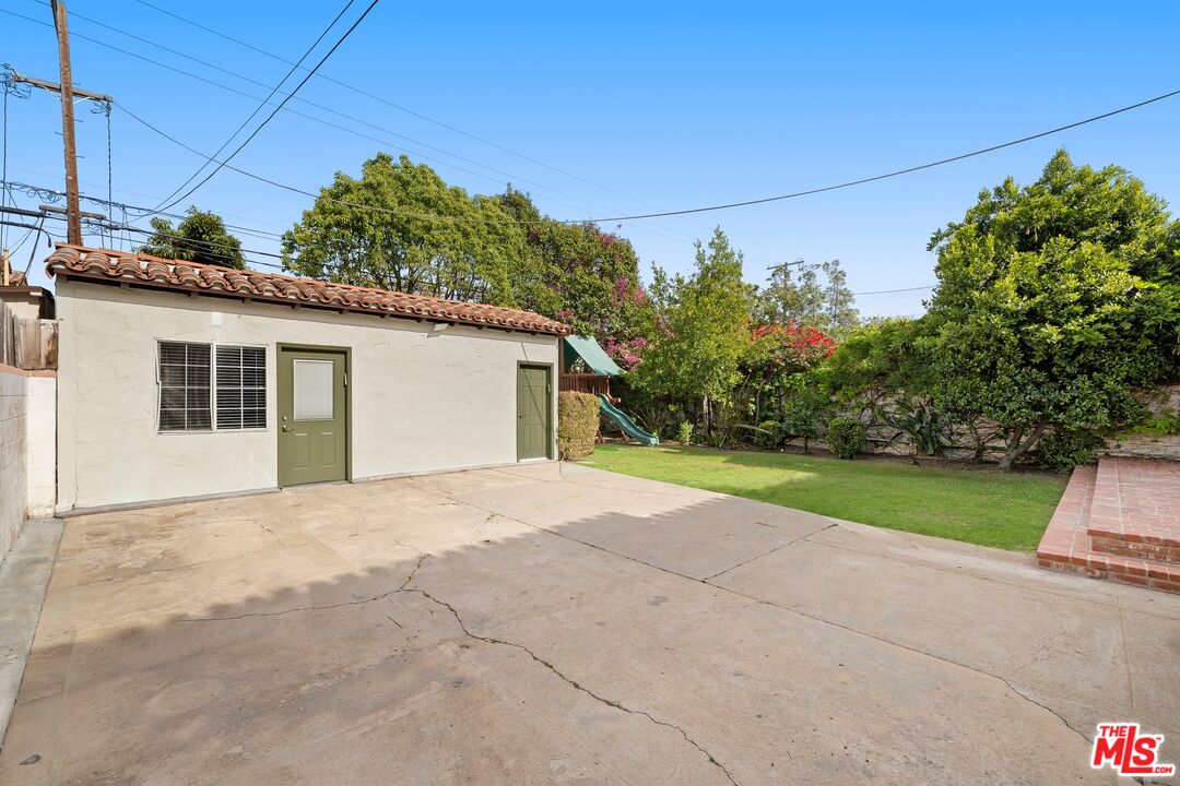 120 S Poinsettia Pl